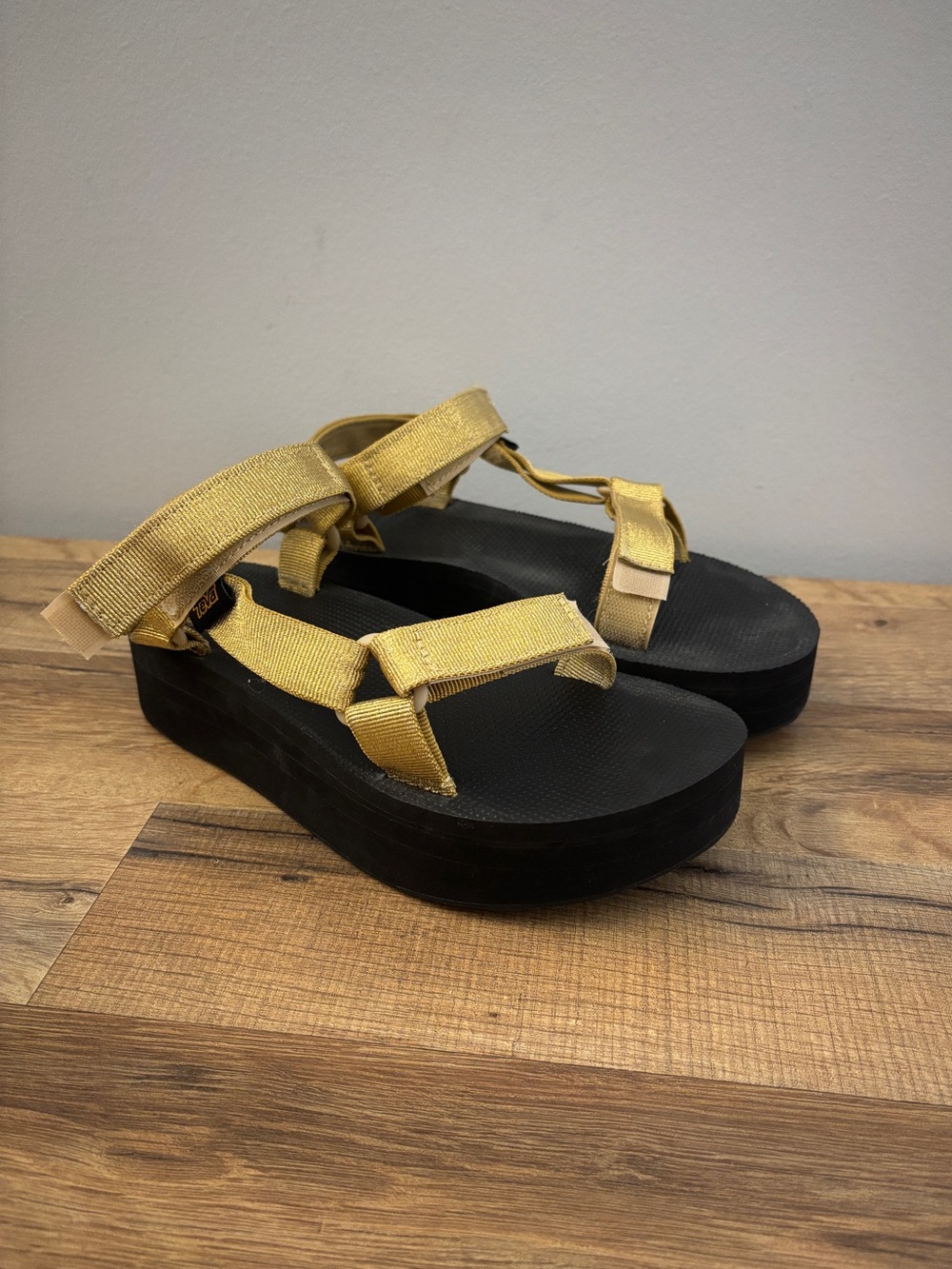 Teva Flatform Universal Sandal Platform Adjustable Straps Gold Women’s